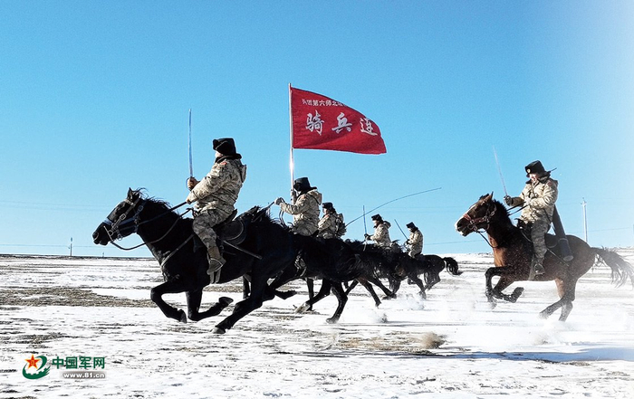 　　新疆生产建设兵团第六师北塔山牧场民兵骑兵连进行战术训练。赵怀安摄