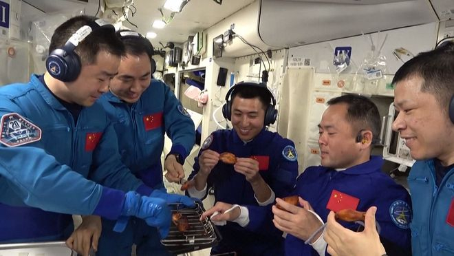 神舟二十一号与神舟二十号航天员乘组在天宫空间站品尝烤鸡翅。（视频截图）
