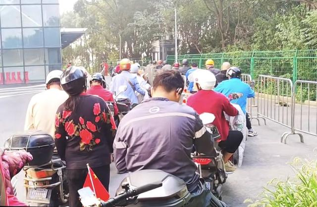 排长队等电梯。网友摄