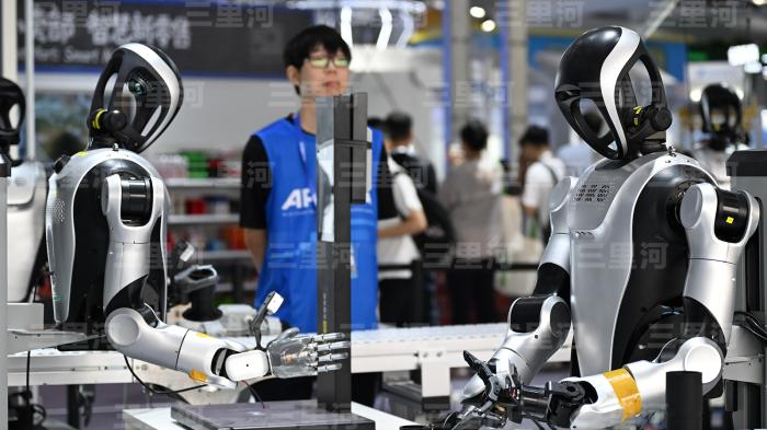 ??資料圖：兩臺產(chǎn)業(yè)機(jī)器人展示流水線生產(chǎn)場景。 中新社記者 王剛 攝