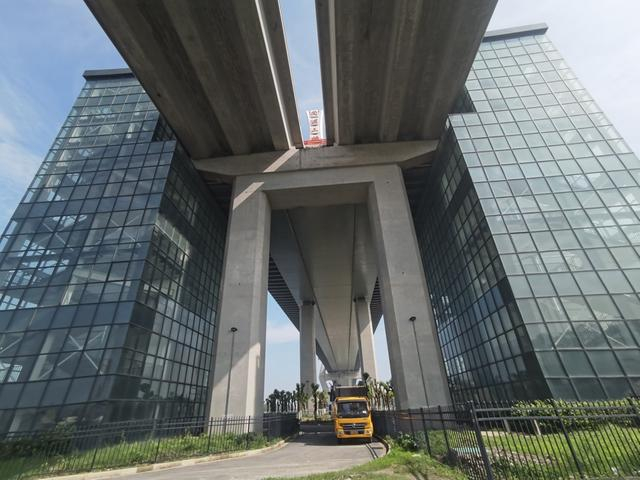 行人和非机动车必须乘坐直达电梯才能进入空中的人非通道。陈浩摄