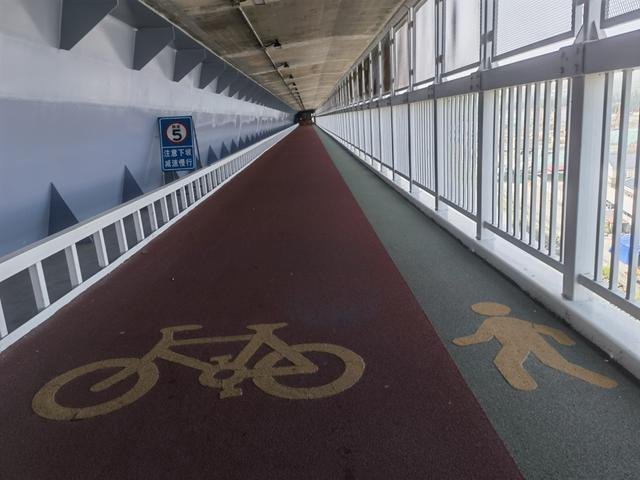 空中人非通道。陈浩摄