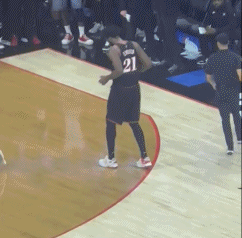 先别高兴 还没赢呢！恩比德得知巴恩斯6犯离场后摇头晃脑跳起恰恰