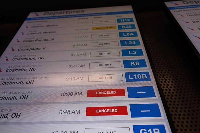 △9日，芝加哥奧黑爾國際機場顯示航班取消信息的航班告示牌。