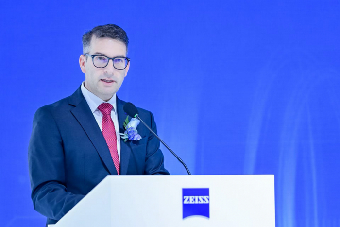 11月7日，蔡司大中华区总裁兼首席执行官费铭远（Martin Fischer）在发布会上讲话。主办方供图