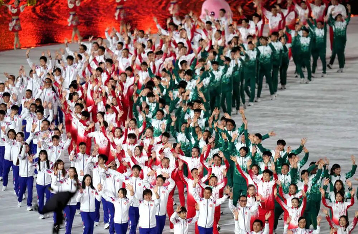 广东省体育代表团、香港特别行政区体育代表团、澳门特别行政区体育代表团在入场仪式上共同入场。新华社记者 赖向东 摄
