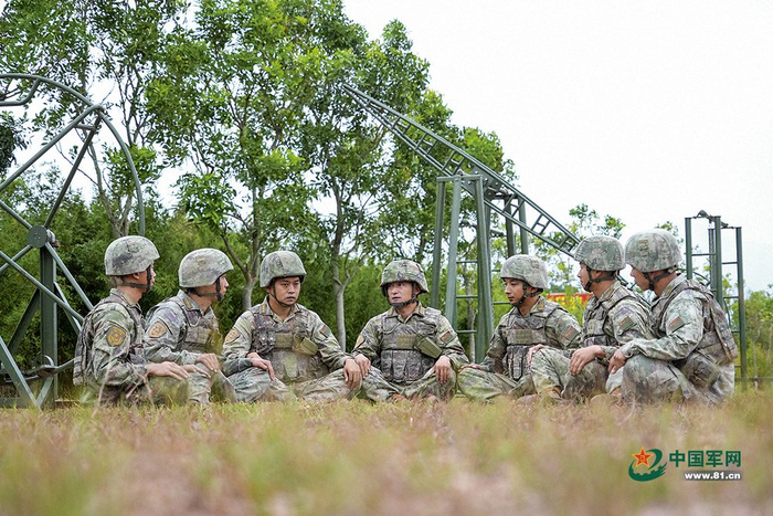 深化政治整训&middot;一线见闻丨第74集团军某旅批评不绕弯 整改见真