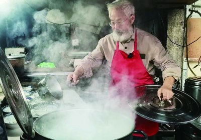 尹正根在馄饨店中忙碌。 南京日报/紫金山新闻记者 王国俊 摄