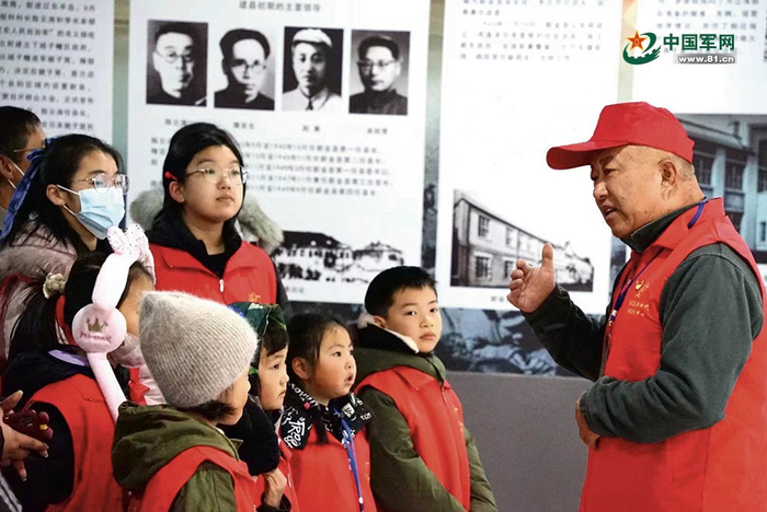 　　张勇为青少年讲述烈士故事。受访者供图