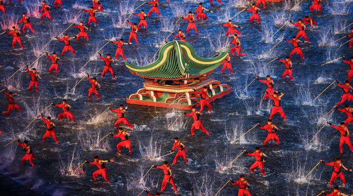 演员在开幕式现场表演。 新华社记者 卢汉欣 摄