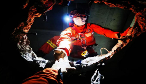 张久坤在研究30秒生命通道构建法。郭涛 摄