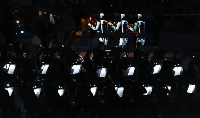 机器人在开幕式现场表演。新华社记者 肖艺九 摄