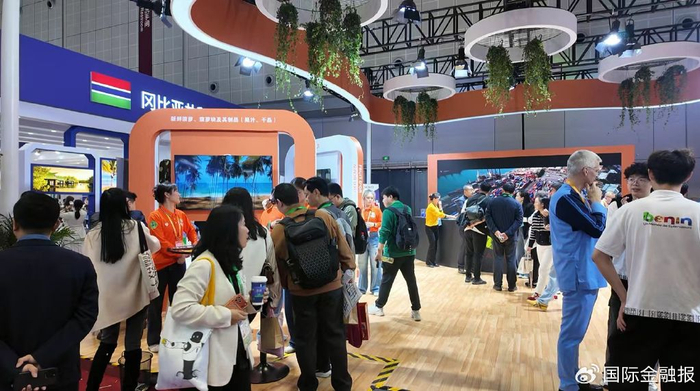 贝宁国家馆的“网红菠萝”，吸引众多参观者试吃。 王莹摄