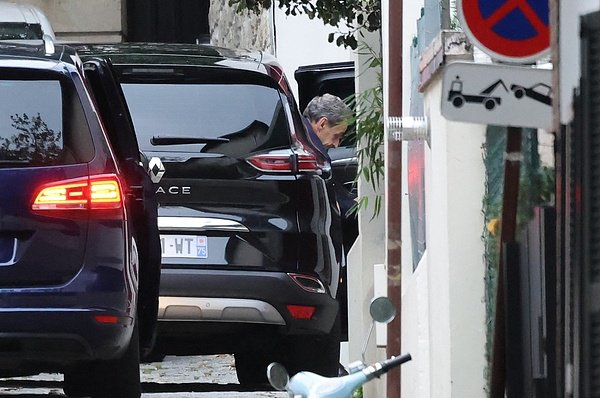 △當(dāng)?shù)貢r間11月10日，法國前總統(tǒng)薩科齊在獲釋后抵達(dá)其巴黎住所。前總