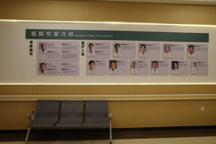 拍摄基地里，“医院”的医生墙/盐财经记者宝珠 摄
