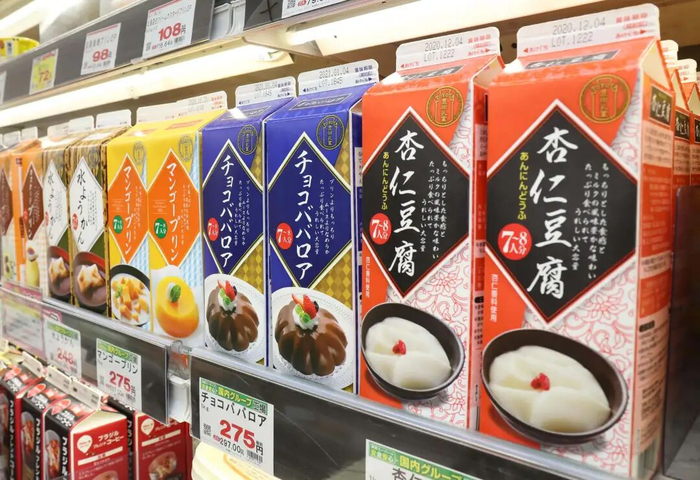 业务超市使用牛奶盒盛装豆腐、羊羹等商品