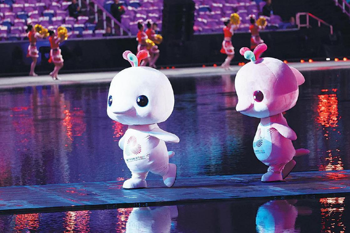 第十五届全国运动会吉祥物“喜洋洋”和“乐融融”在开幕式现场表演。（图片来源：元隆雅图）