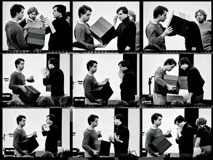 乔布斯与硬件工程总监肯·哈文检查 NeXT 电脑机箱的原型设计