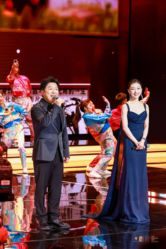 黄渤与周冬雨 图据组委会