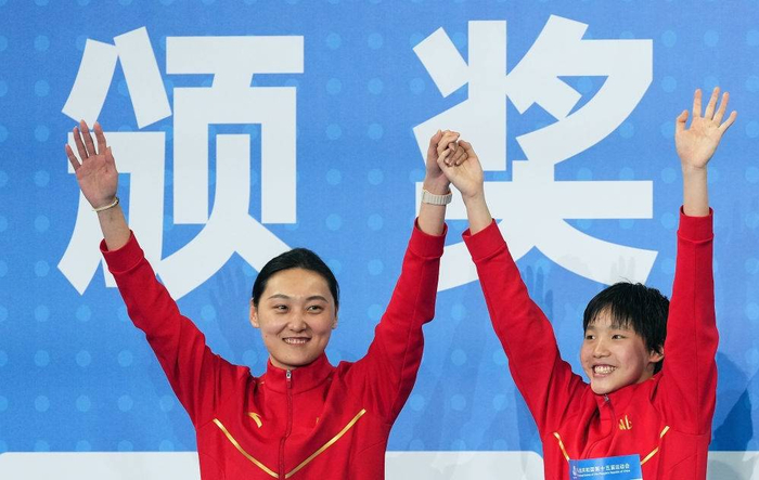↑2025年11月11日，于子迪（右）和教练在游泳女子200米个人混合泳颁奖仪式上庆祝。