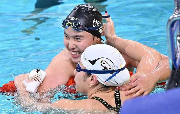 ↑2025年11月11日，河北队选手于子迪（后）在决赛后与浙江队选手余依婷拥抱致意。