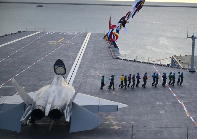   舰载机飞行员与福建舰放飞小组进行协同训练。解放军报记者 穆瑞林 摄