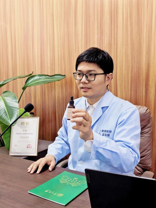 图1  庹教授接受采访
