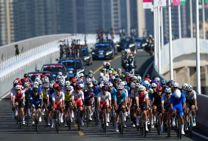 运动员们骑过港珠澳大桥 图源：十五运会官网