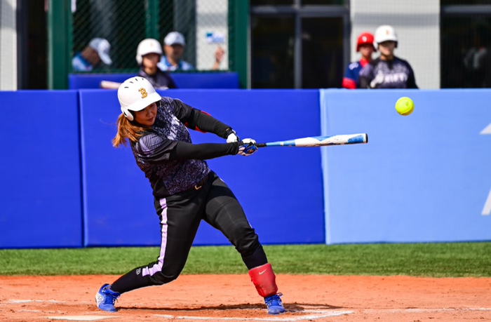 北京隊(duì)員姜欣在比賽中擊球。圖片來源：新華社