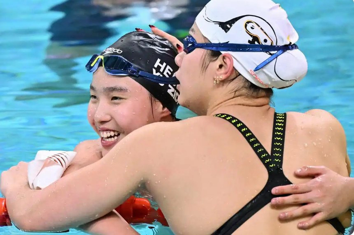 11月11日，河北队选手于子迪（后）在比赛后与浙江队选手余依婷拥抱致意。（图源：新华社）