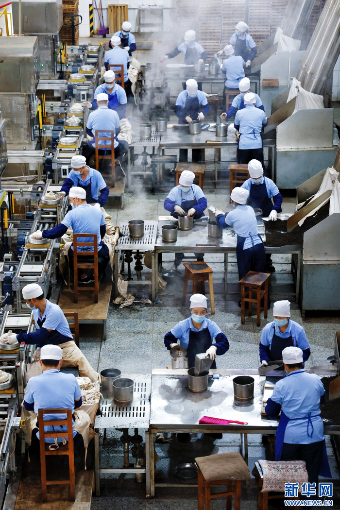 大益勐海茶厂工人们在制茶（11月1日摄）。新华网 赵普凡 摄