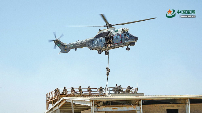 直升机滑降训练。何卫国摄