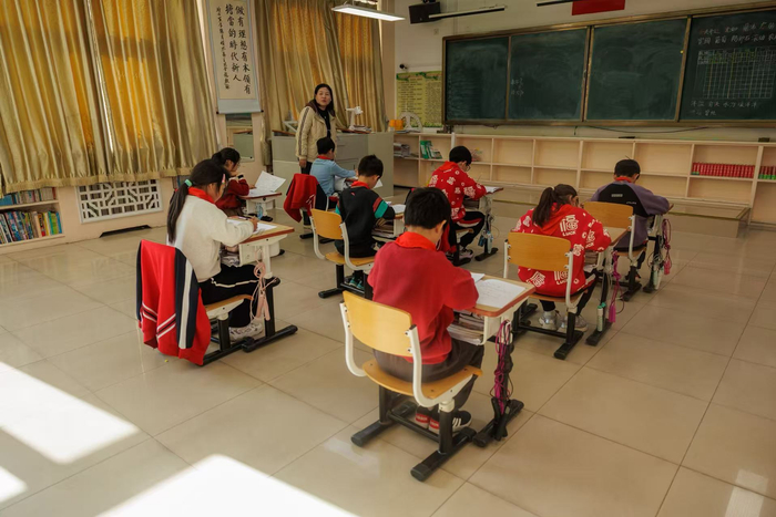 冯家峪镇中心小学教室，孩子们脱去厚外套，在温暖的教室里上课。新京报记者 王子诚 摄