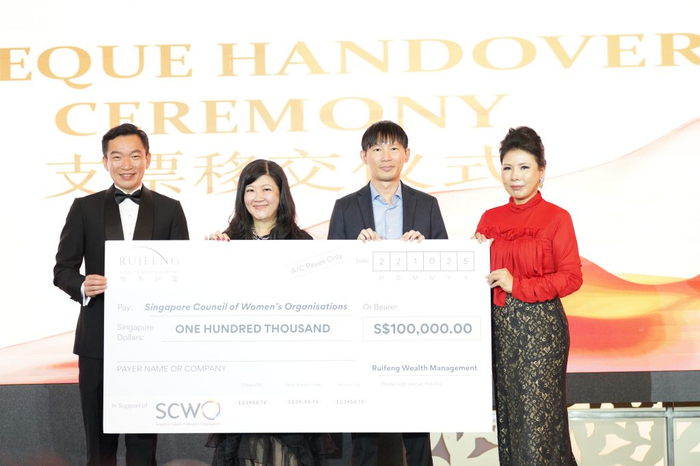 瑞丰财富向SCWO捐赠10万新元以支持女性项目，左起： 蔡瑞隆 ，王素真， 黄泽宁 以及宋娓（图源：时代财智）