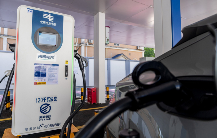 在莲花山超级充电站内，新能源车辆使用搭载电鸿系统的快充桩充电。