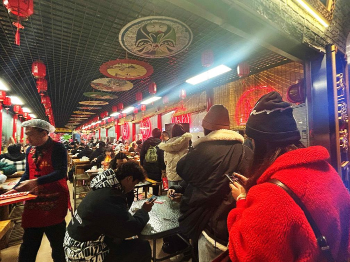 11月8日晚，赛事结束后观众在奥林匹克公园中心区景观大道上的餐馆就餐。新华社记者 庞元元 摄