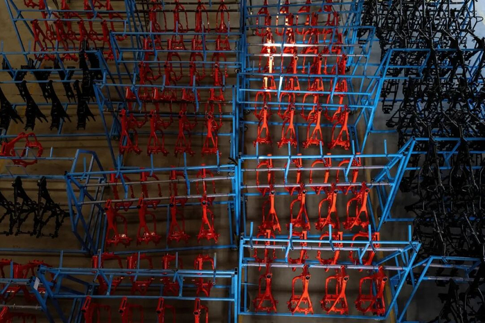 重庆摩托车生产车间的车架/图源：视觉中国