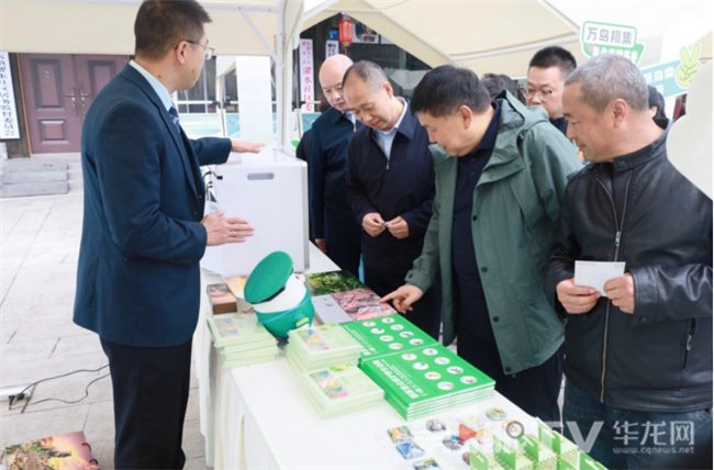 与会嘉宾参观展区。第1眼TV-华龙网记者 欧武夷 摄