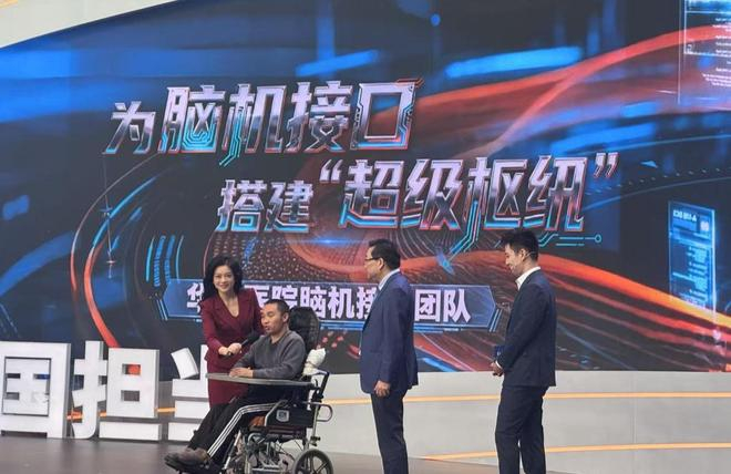 小董正在台上分享自己康复的成果。季敬杰/摄