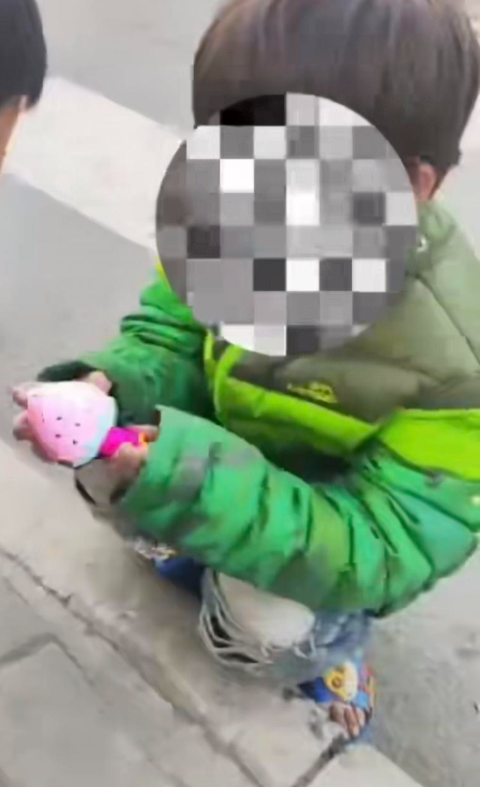 ▲小女孩穿拖鞋跑上街 网络视频截图