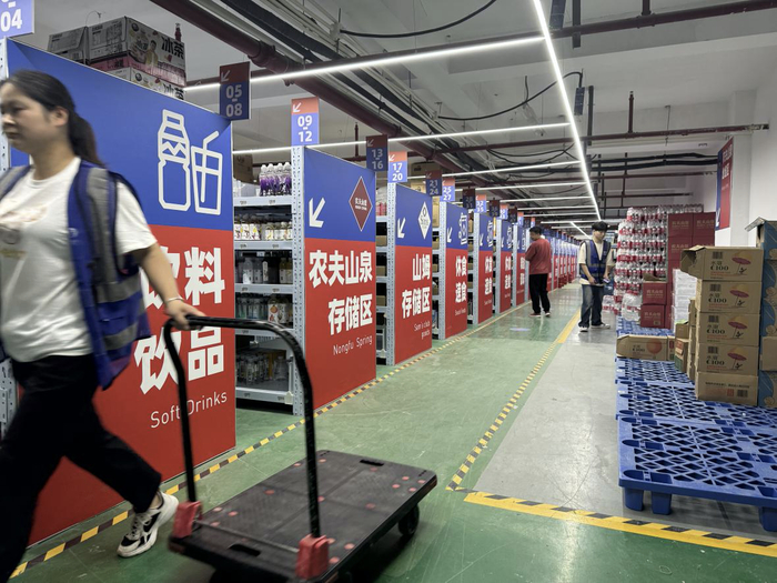 海蓝仓仓内布局，分区清晰，商品被整齐摆放；受访者供图