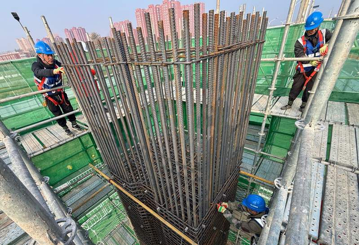 桥梁桩基钢筋逐步绑扎完成，即将进行混凝土浇筑。新京报记者 王贵彬 摄