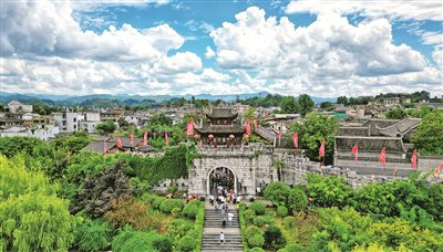 游人如织的青岩古镇（2025年8月30日摄，无人机照片）。  贵阳日报融媒体记者 覃伟 摄