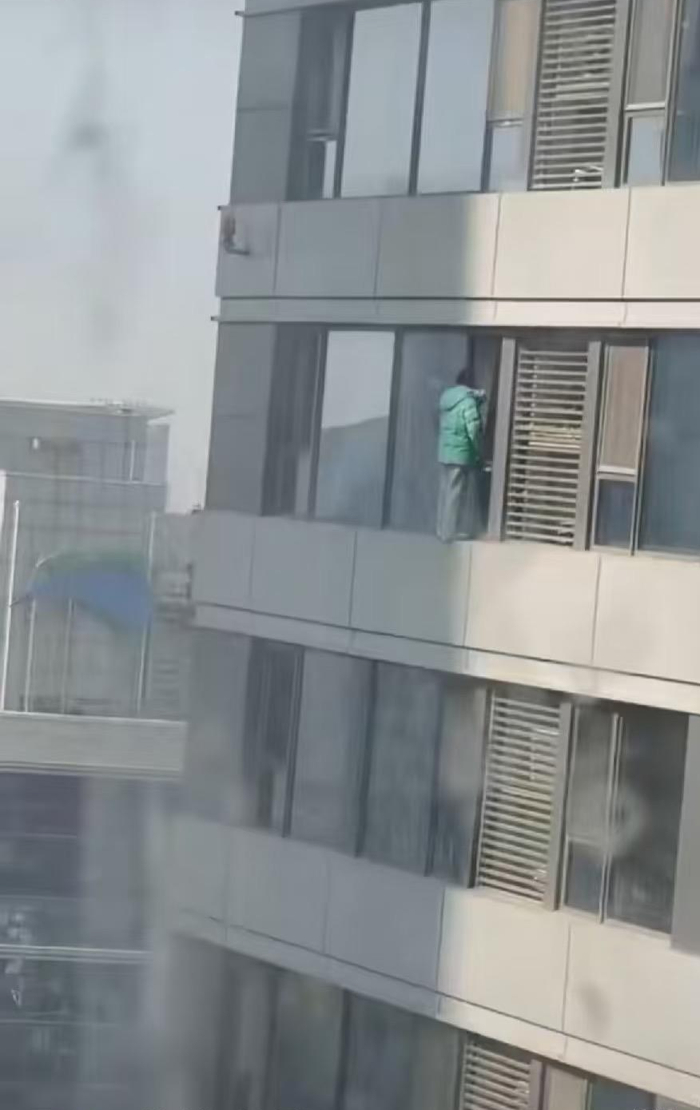 石家庄万象城一女子坠楼 目击者称心里不是滋味 警方：已出警处理