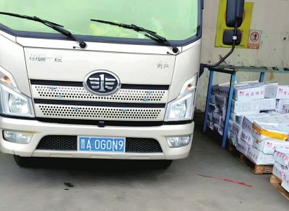 10月29日下午，涉案车辆停在涉事企业车间门口等待装货。受访者供图