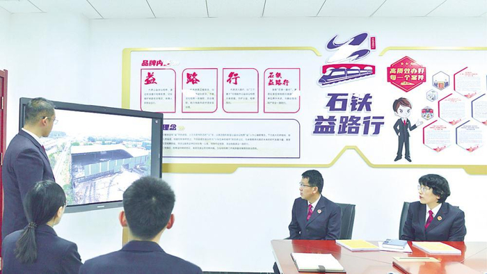         图为11月10日石家庄铁检院检察官正在研讨案例。　武晓勇　摄