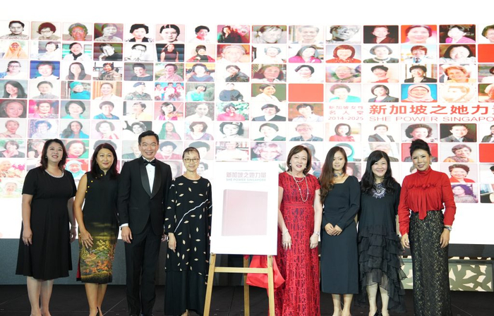 三位书中所载的女性与主办方合影，左起：许雁萍、符桂芸、蔡瑞隆、吴素琴、佘美幸、曾小耘、王素真以及宋娓（图源：时代财智）