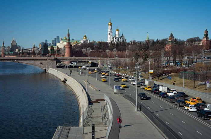 　　3月18日，在俄罗斯莫斯科，行人从莫斯科河边走过。新华社记者白雪骐摄