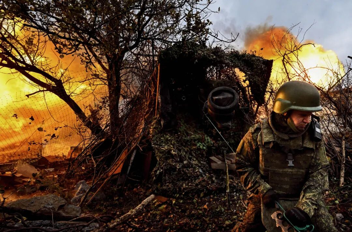 10月21日，頓涅茨克地區(qū)，俄軍士兵向波克羅夫斯克方向的烏克蘭陣地發(fā)射自行榴彈炮。圖/視覺(jué)中國(guó)