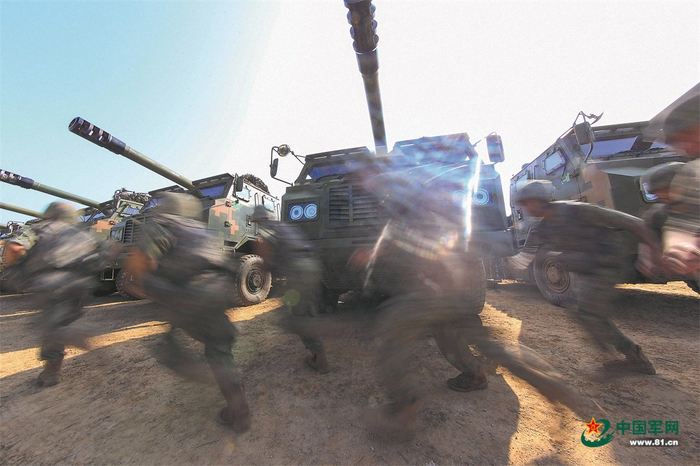 　　官兵奔向战位。